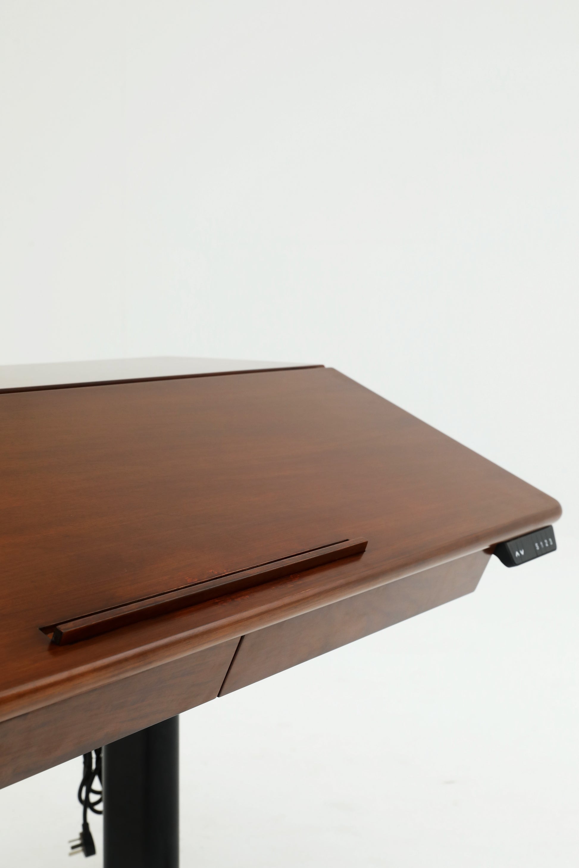 Handcrafted height-adjustable table and chair set, used from children to adult, family friendly - SOHOO