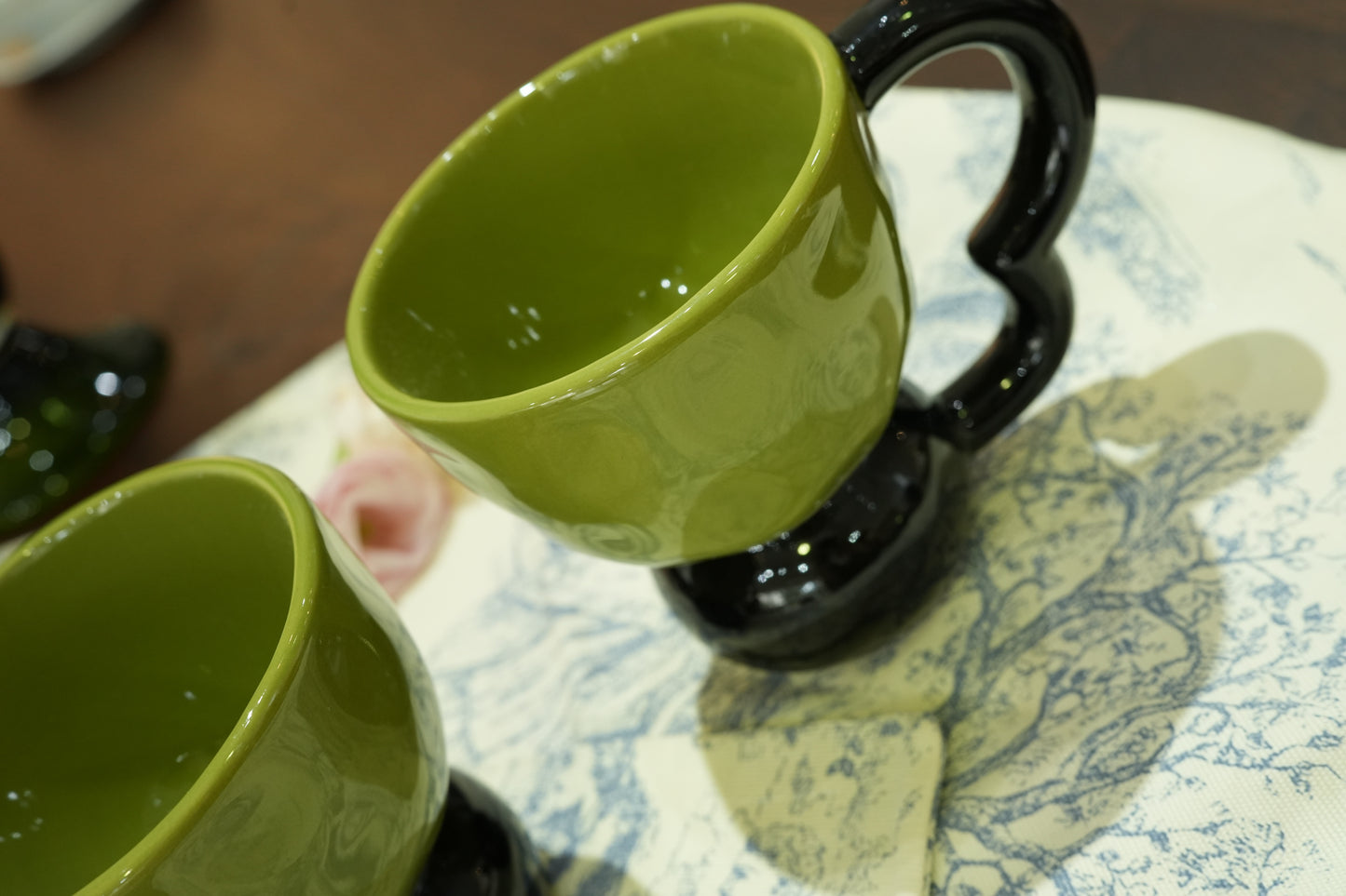 Modern Green & Black Curved Handle Mug – Bold & Artistic