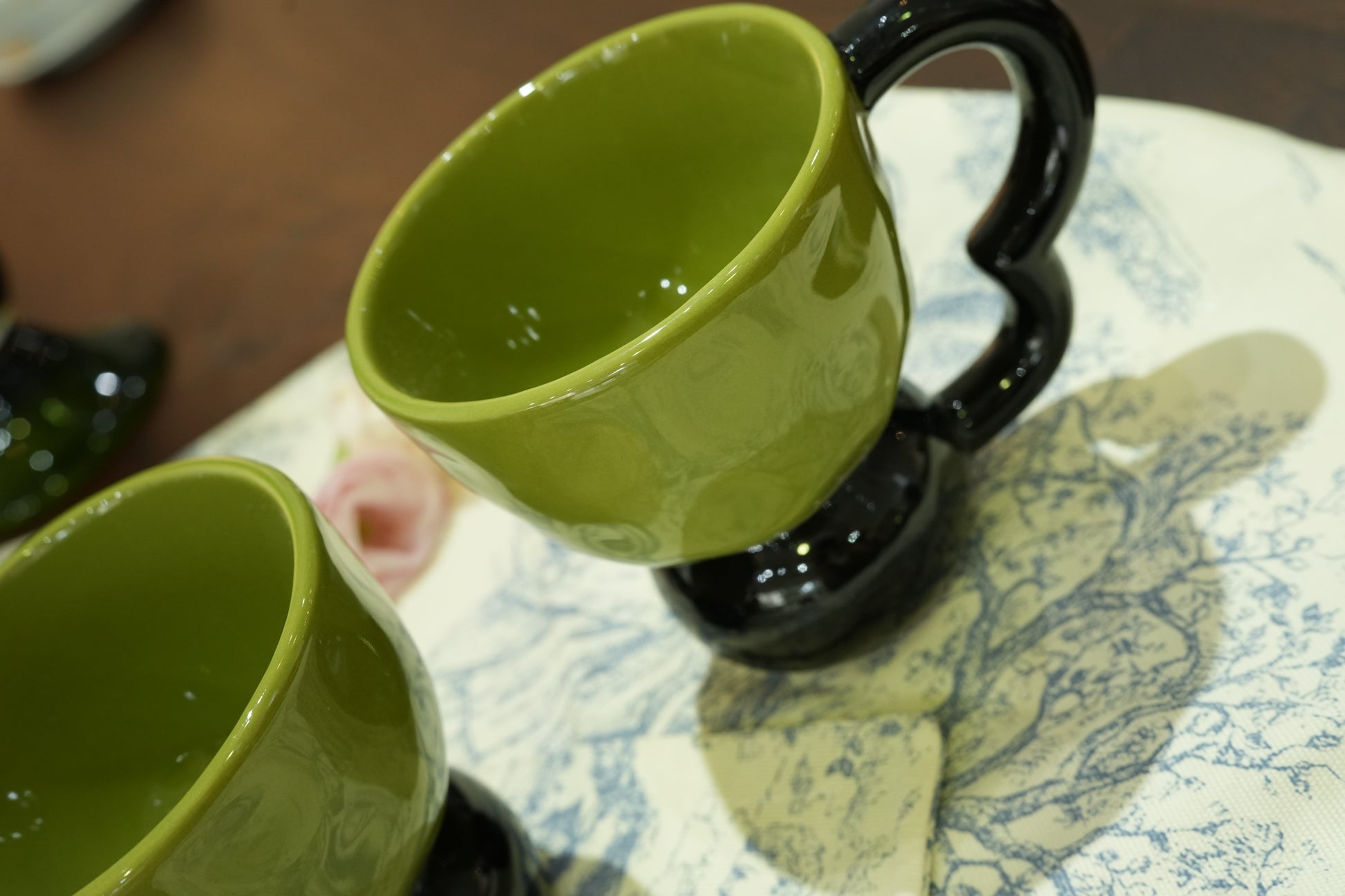 Modern Green & Black Curved Handle Mug – Bold & Artistic - SOHOO