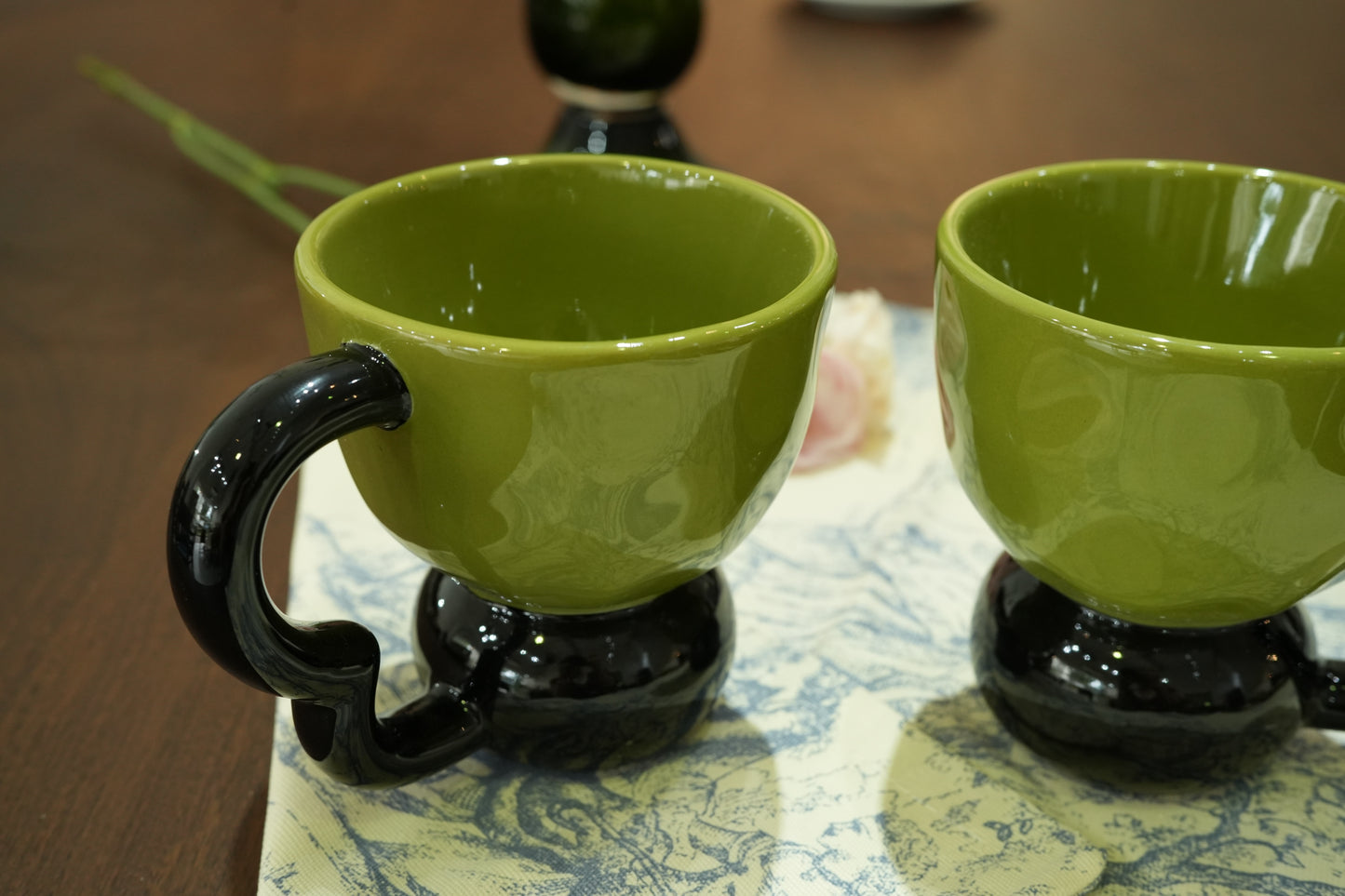 Modern Green & Black Curved Handle Mug – Bold & Artistic