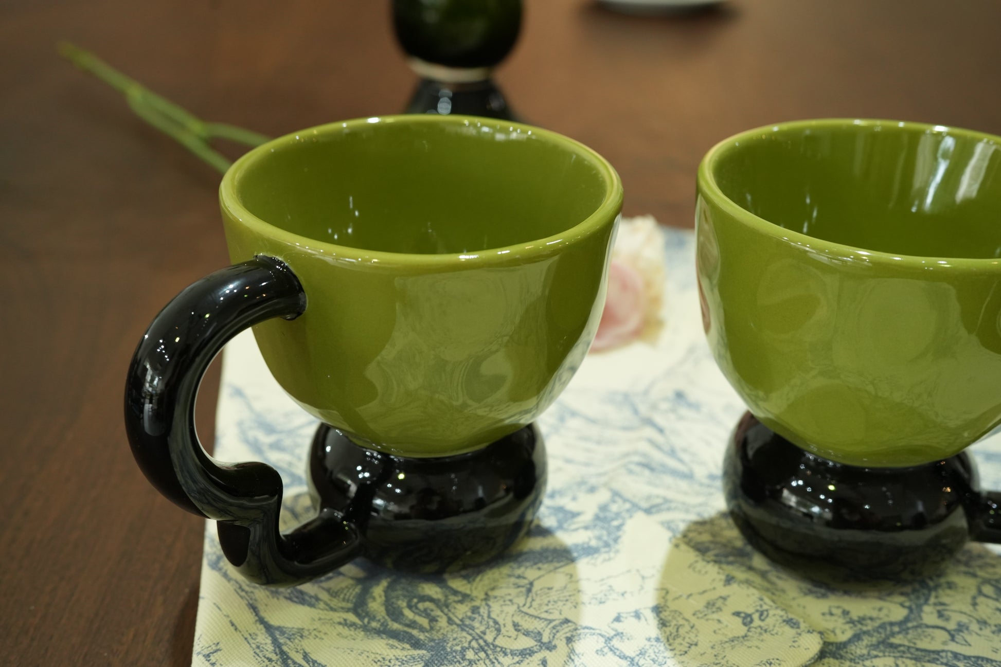 Modern Green & Black Curved Handle Mug – Bold & Artistic - SOHOO