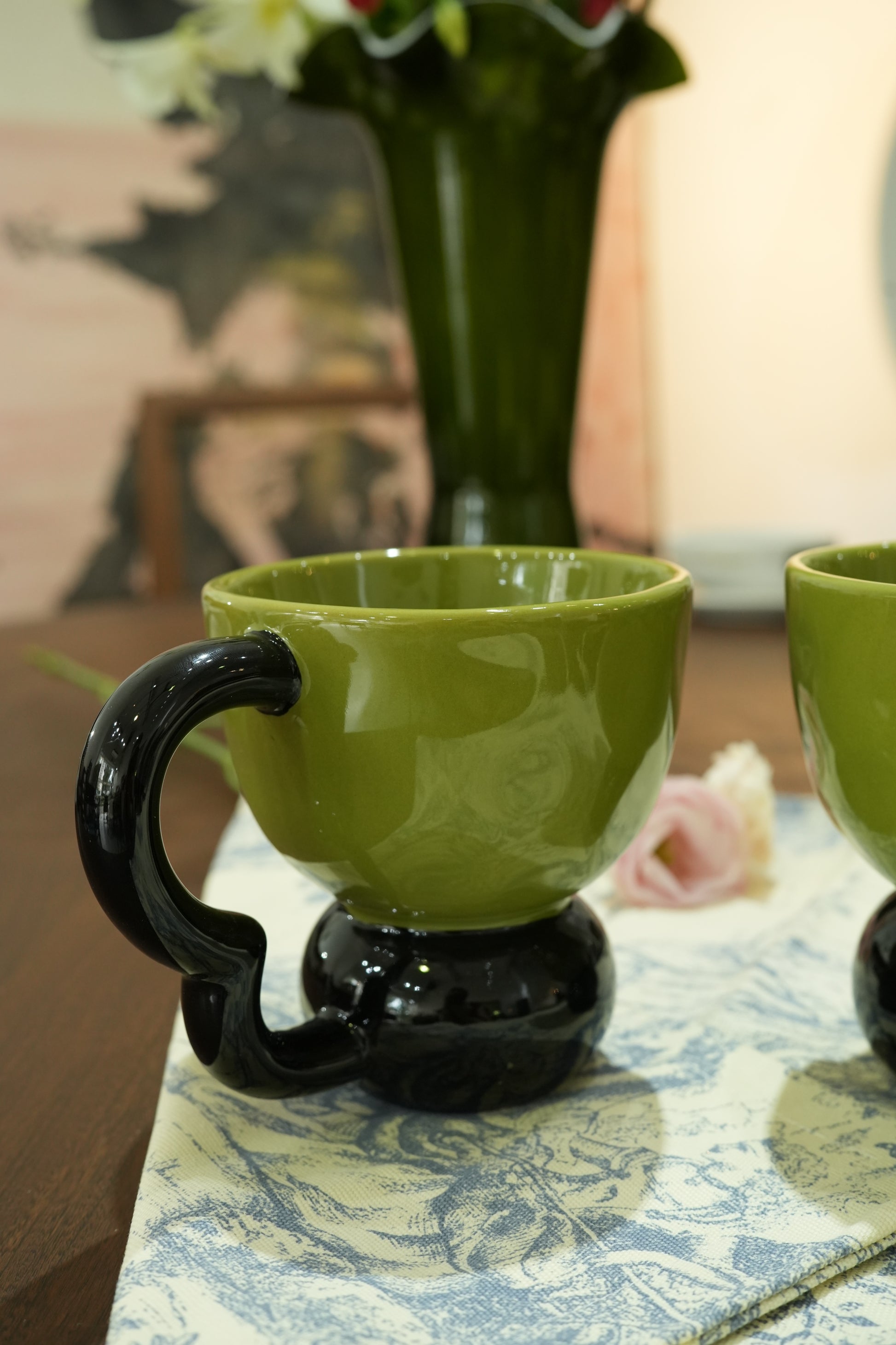 Modern Green & Black Curved Handle Mug – Bold & Artistic - SOHOO