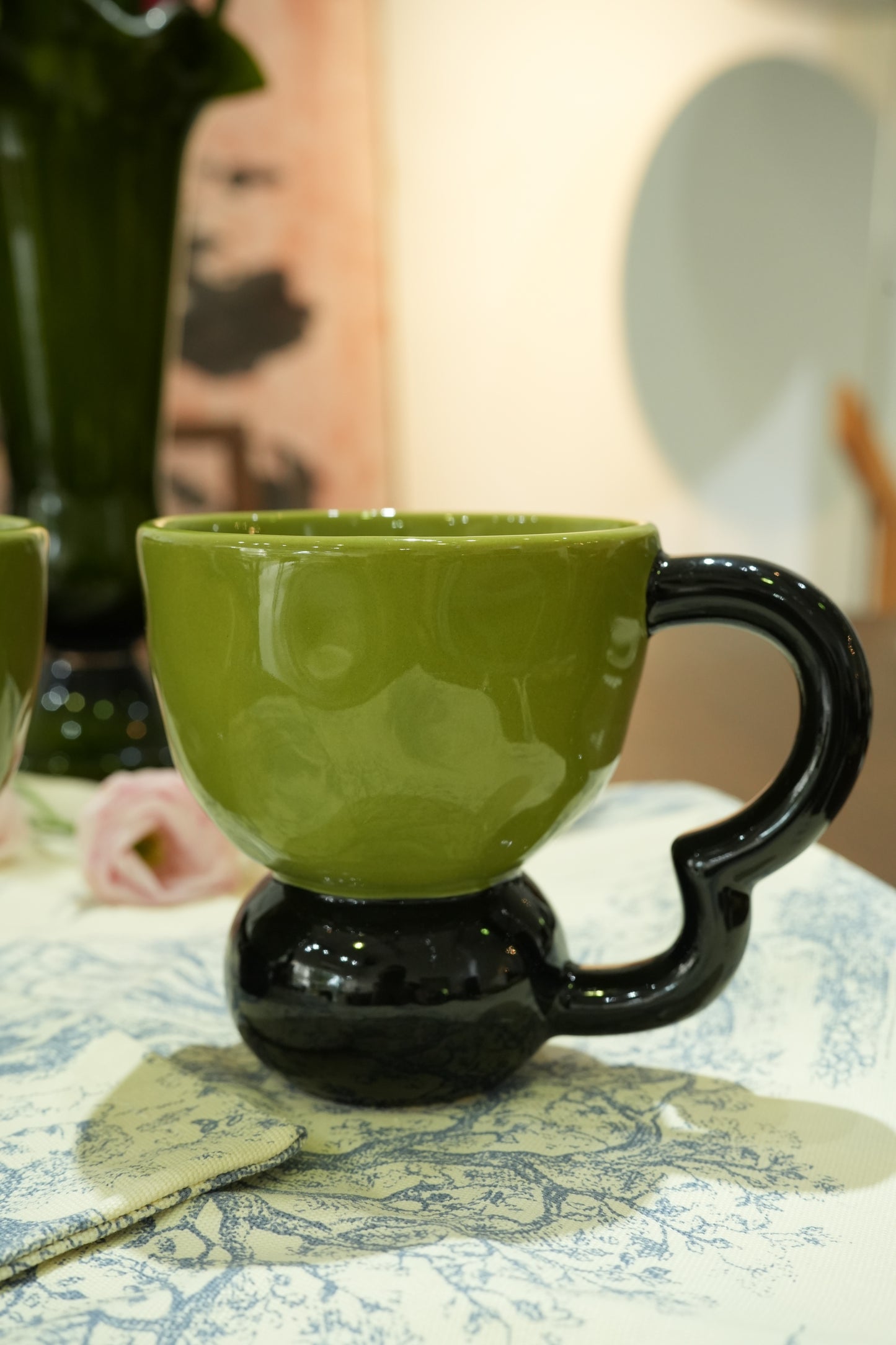 Modern Green & Black Curved Handle Mug – Bold & Artistic