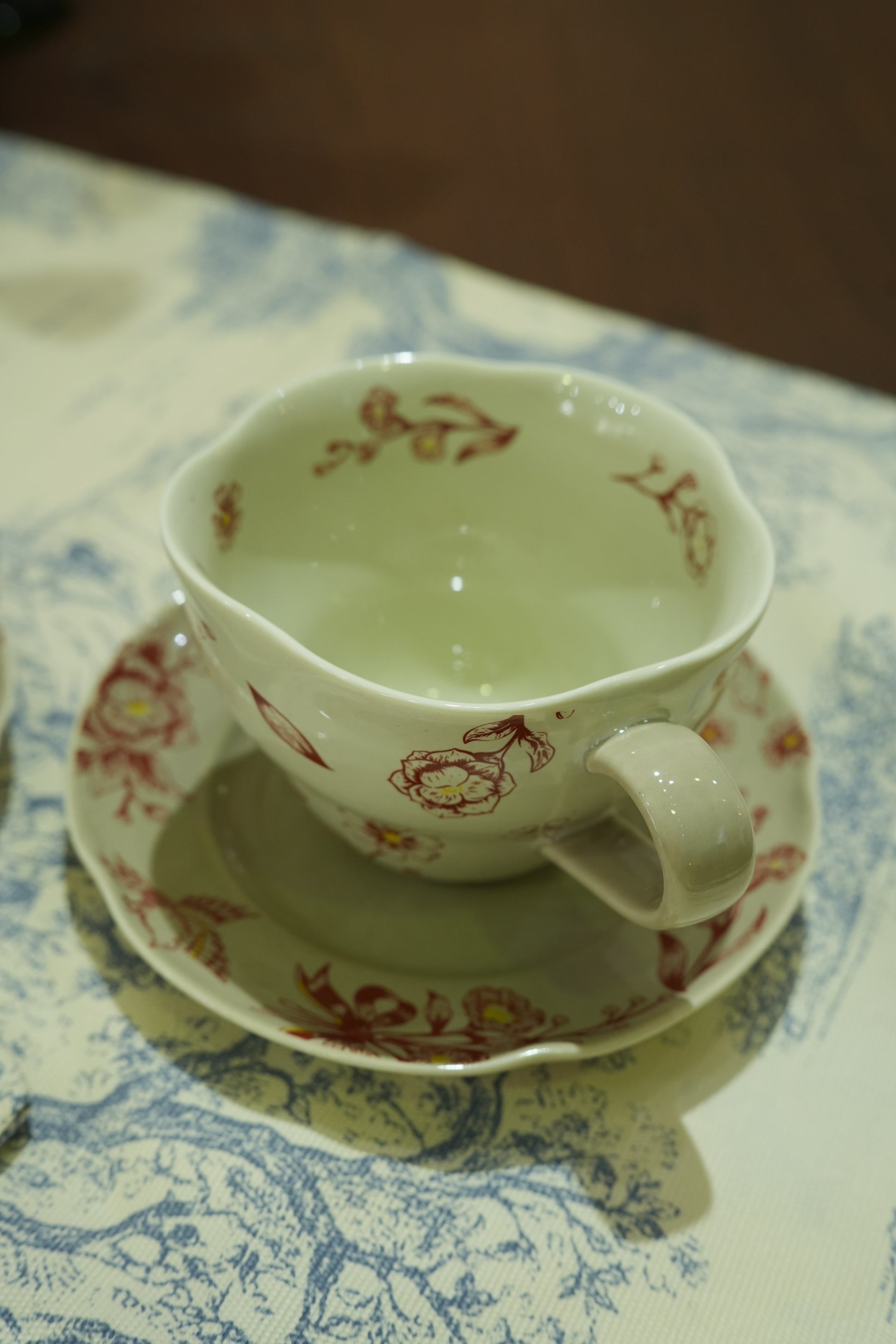 Hand-Painted Ceramic Teacup and Saucer Set – Timeless Floral Elegance - SOHOO