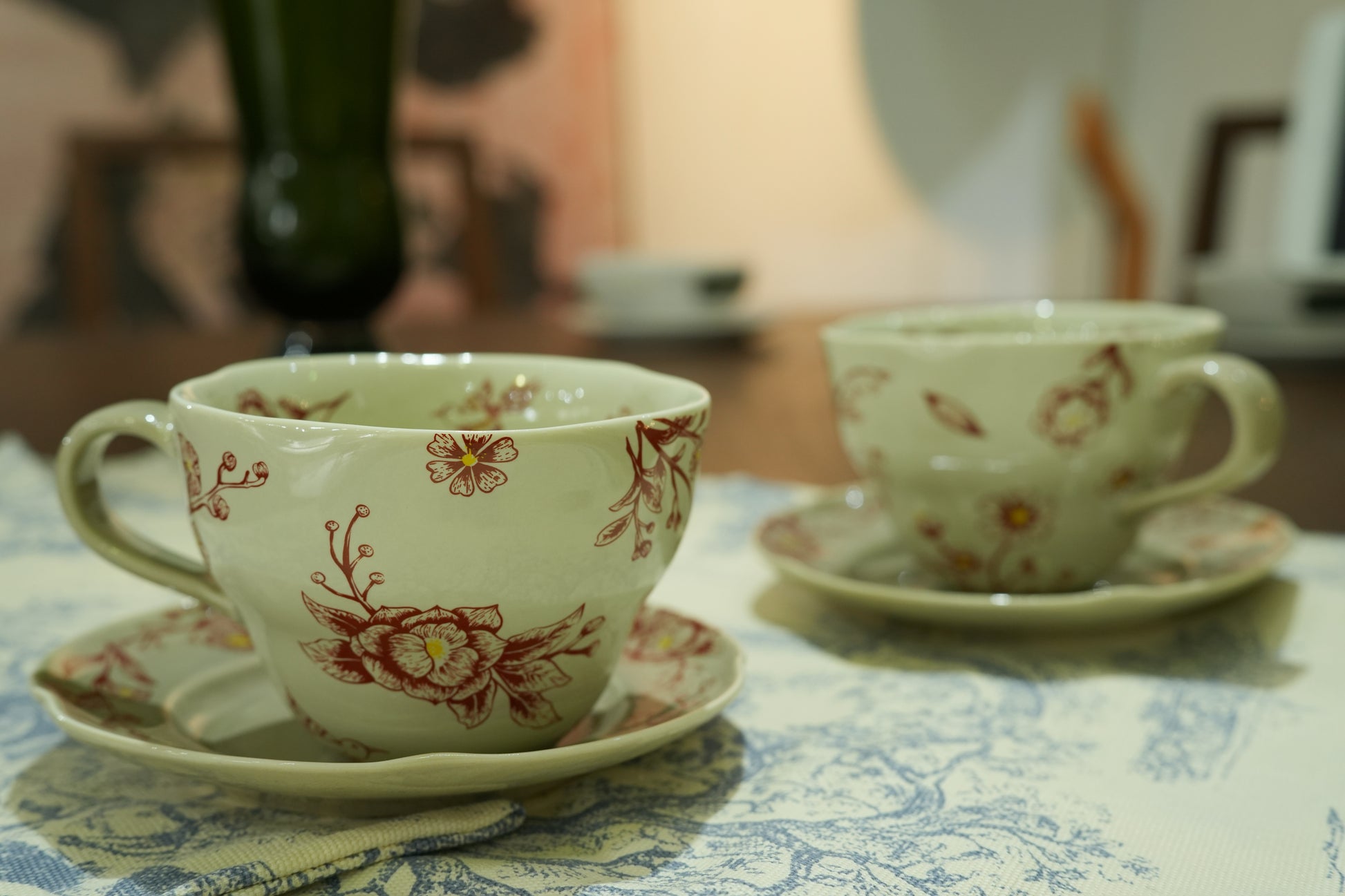 Hand-Painted Ceramic Teacup and Saucer Set – Timeless Floral Elegance - SOHOO